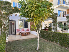 Cosy Studio on the First Floor with lovely Terrace and Personal Garden Area, Pool View and Free Beach Access in Sharm Hills Resort